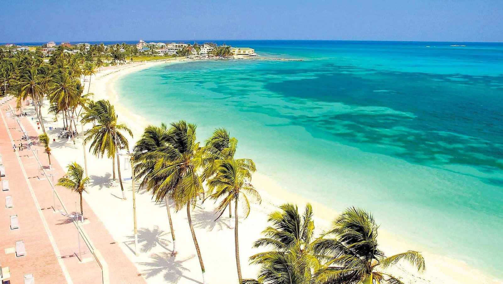 Praia de Spratt Bight e o calçadão de San Andrés, Colômbia, com o mar de sete cores