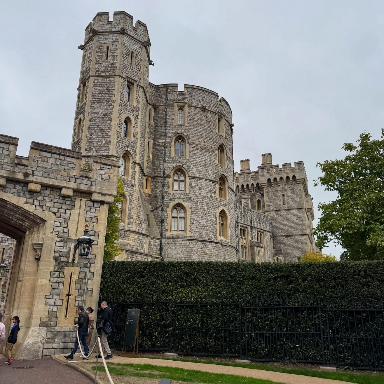 Torres medievais do Castelo de Windsor visitadas com guia brasileiro