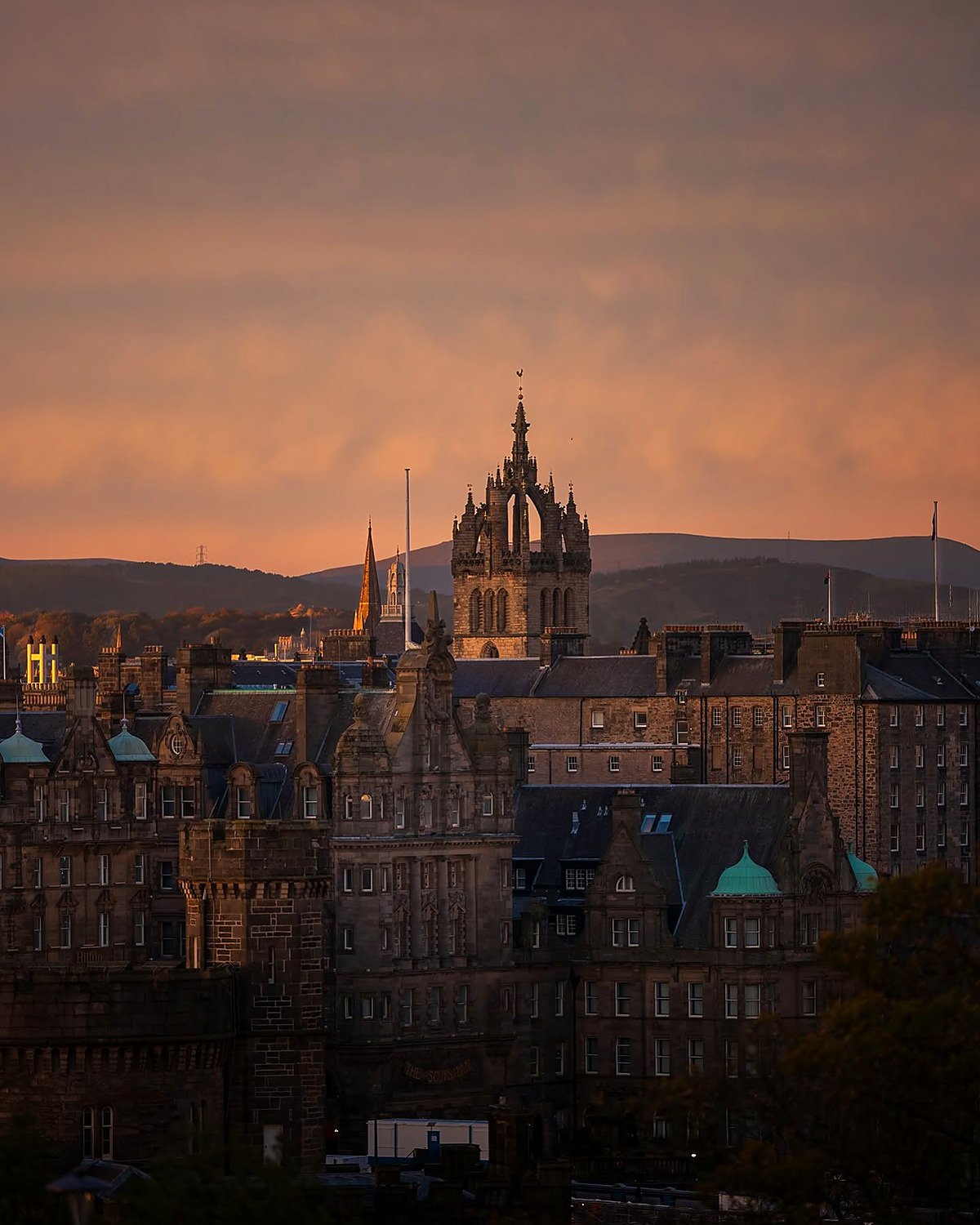 Torre em forma de coroa da Catedral de St Giles ao pôr do sol em Edimburgo