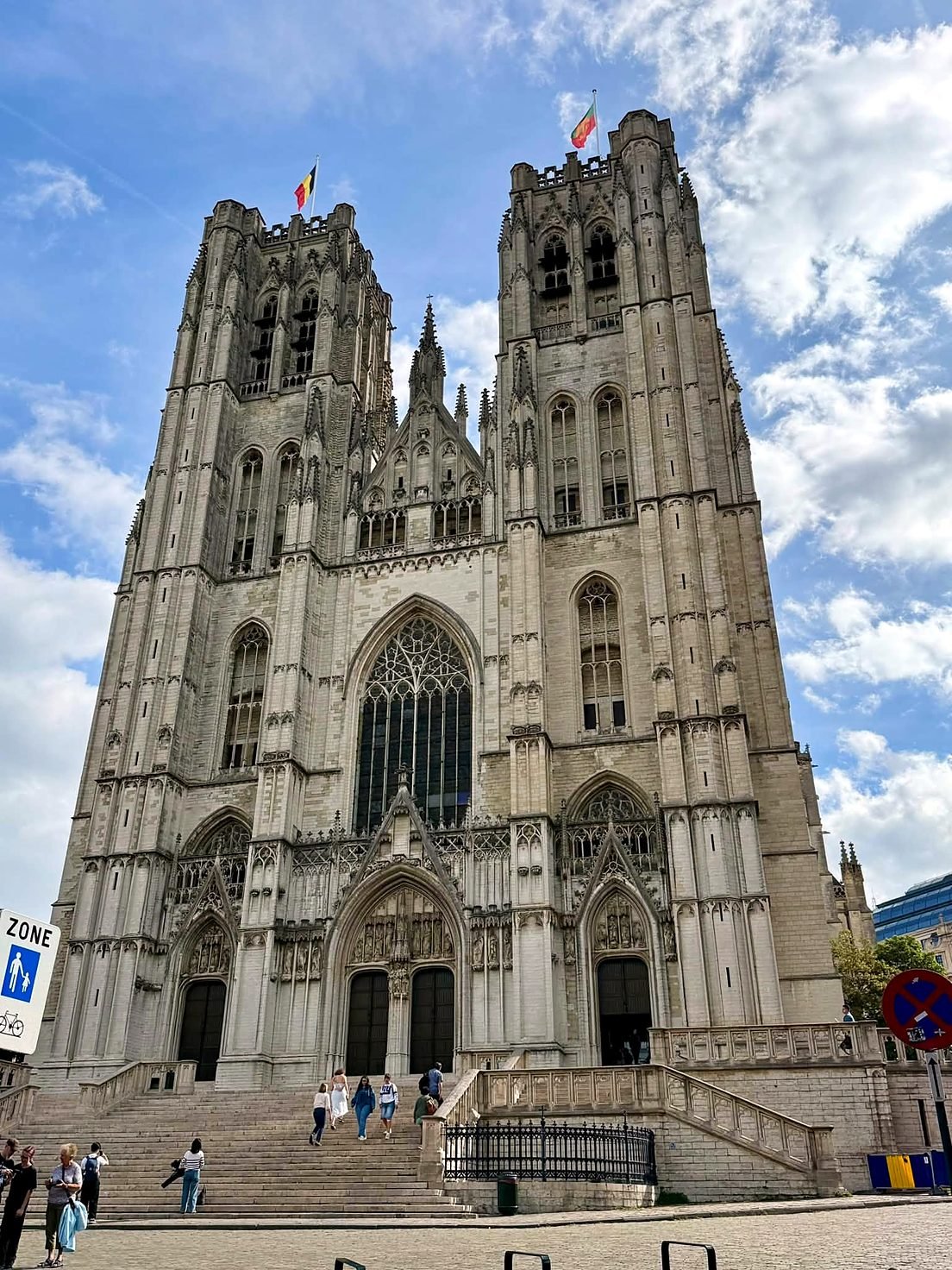 Fachada gótica da Catedral de São Miguel e Santa Gúdula em Bruxelas