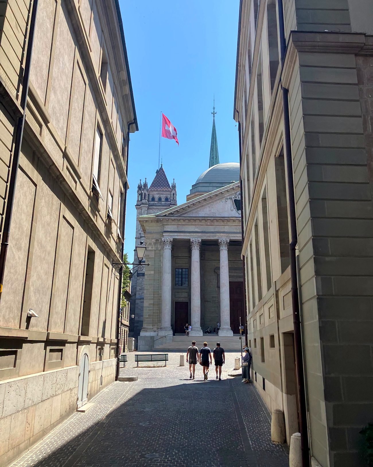 Fachada neoclássica da Catedral de São Pedro vista de uma rua da Cidade Velha de Genebra