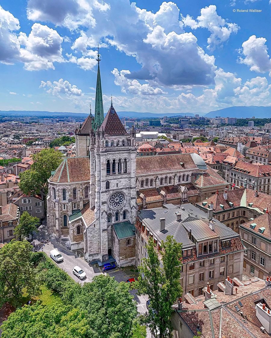 Vista aérea da Catedral de São Pedro e dos telhados da Cidade Velha de Genebra