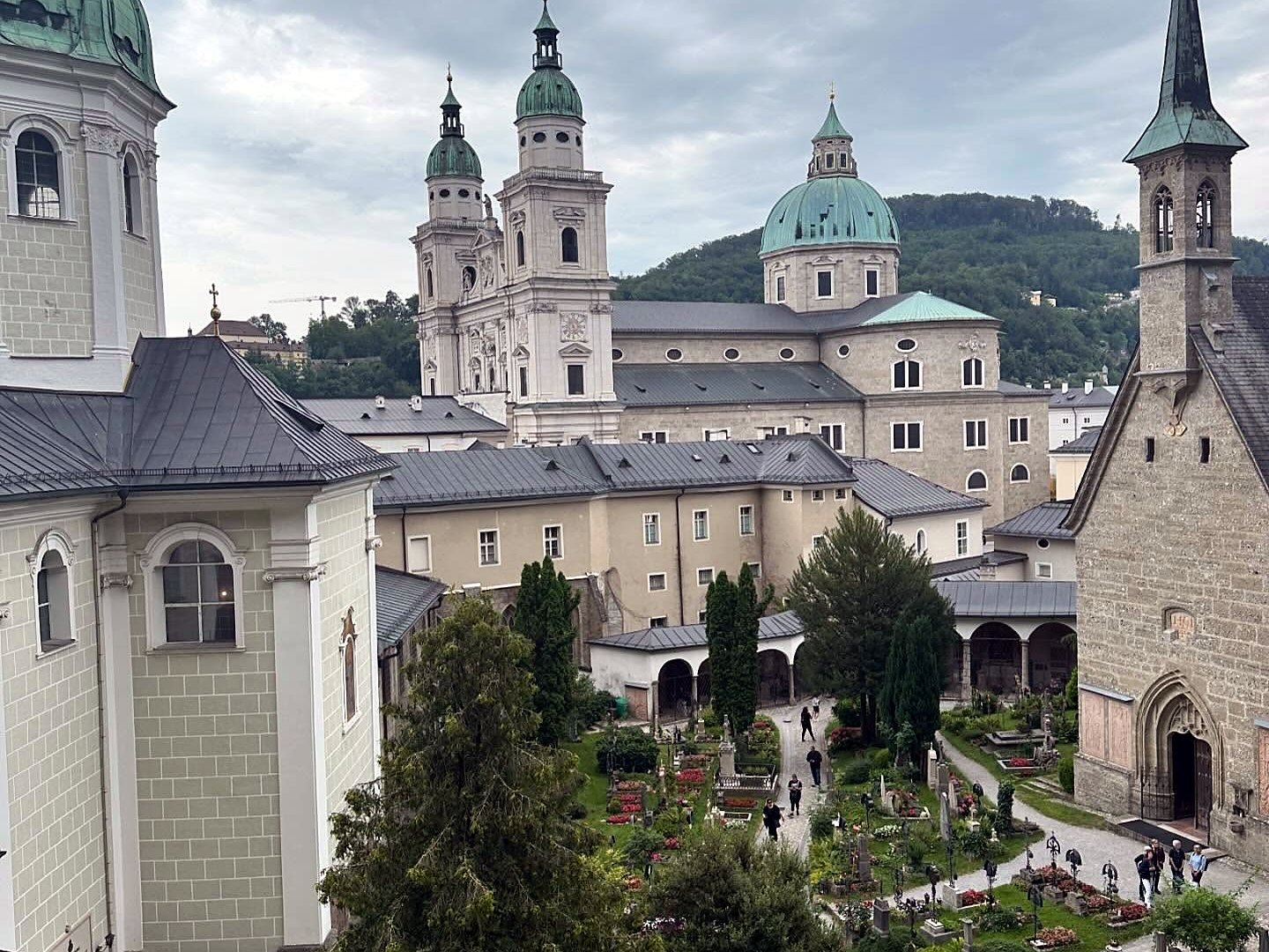 Cemitério da Abadia de São Pedro com as torres da Catedral de Salzburgo ao fundo
