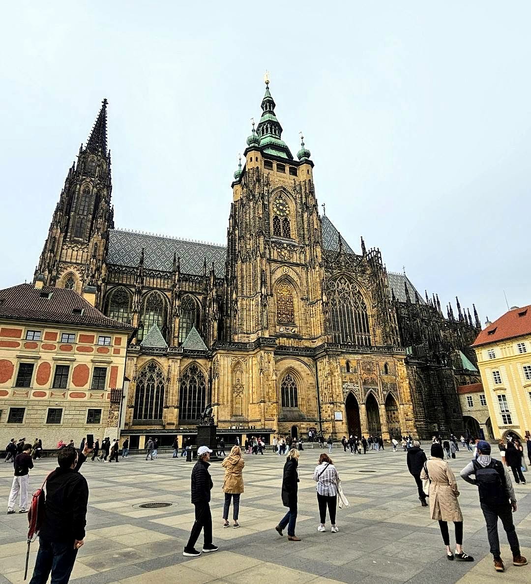 Fachada sul da Catedral de São Vito, no terceiro pátio do Castelo de Praga