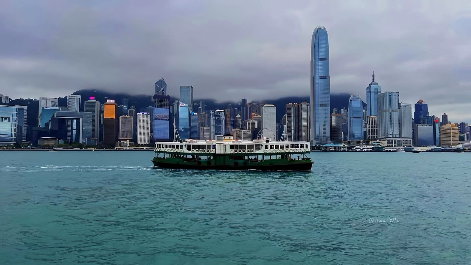 Star Ferry atravessando o Victoria Harbour com o skyline de Hong Kong