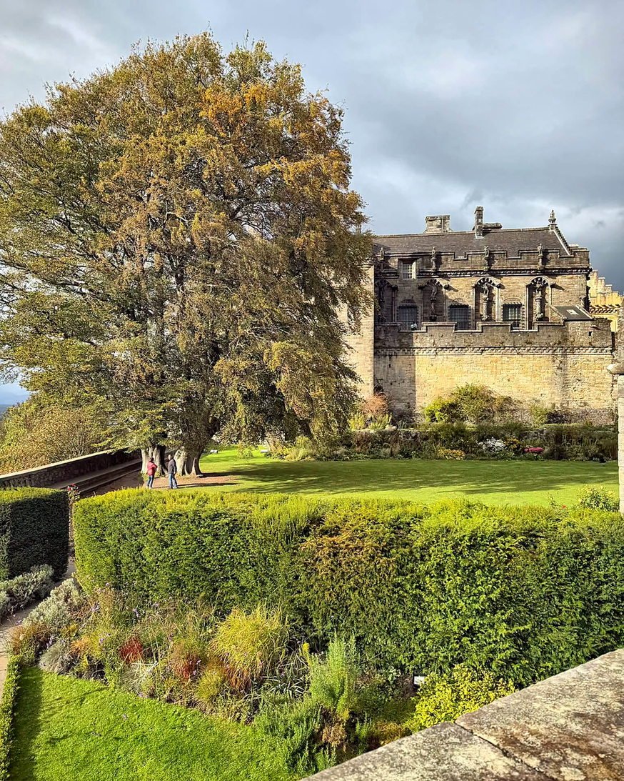 Jardins e palácio renascentista do Castelo de Stirling na Escócia