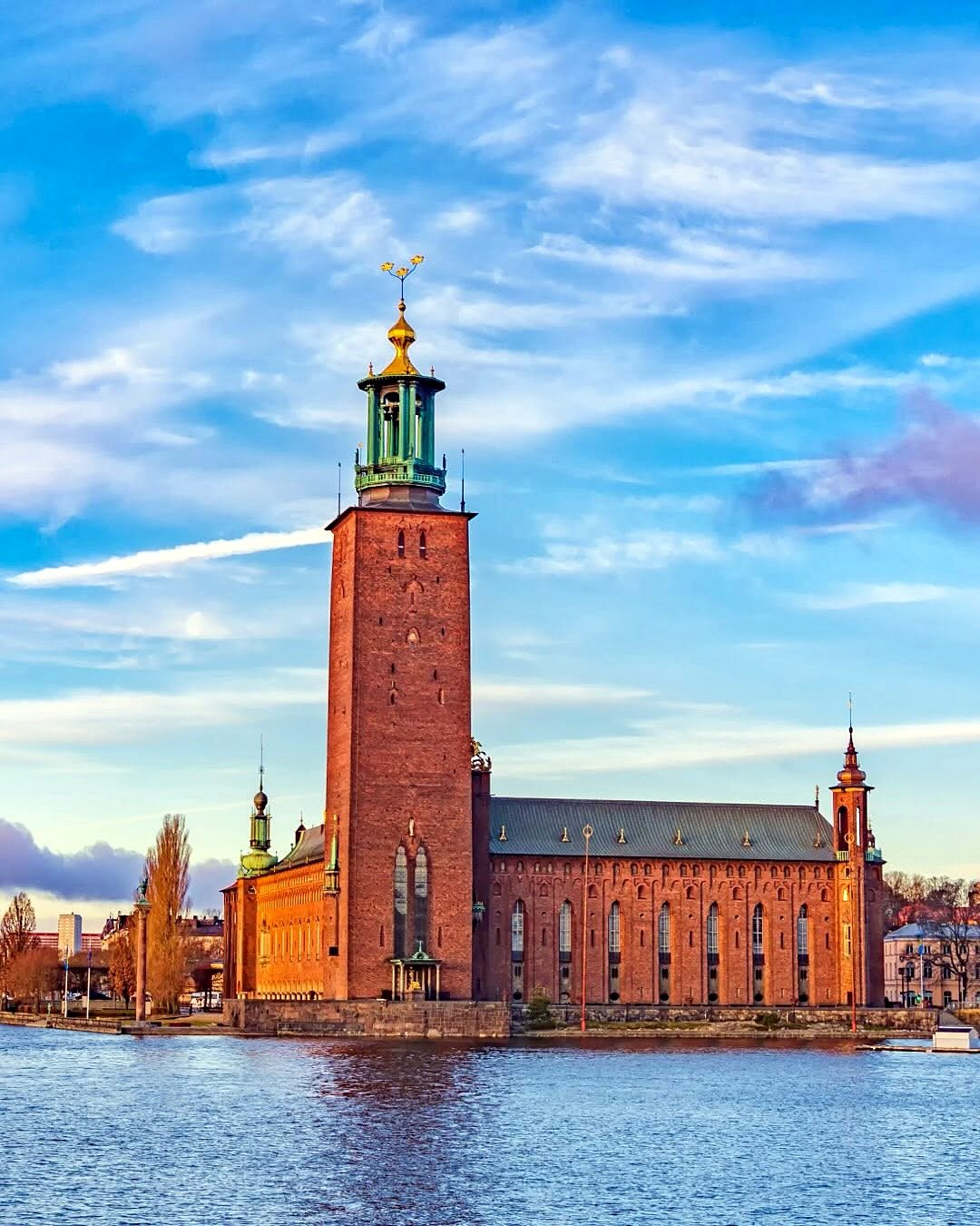 Prefeitura de Estocolmo (Stadshuset) e sua torre de tijolos à beira d'água