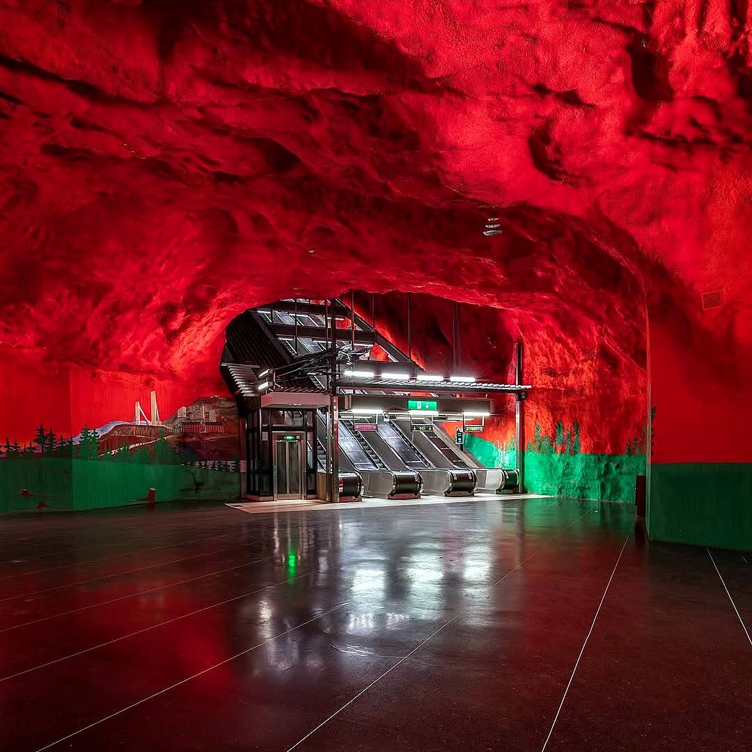 Estação de metrô decorada com rocha pintada de vermelho e verde em Estocolmo