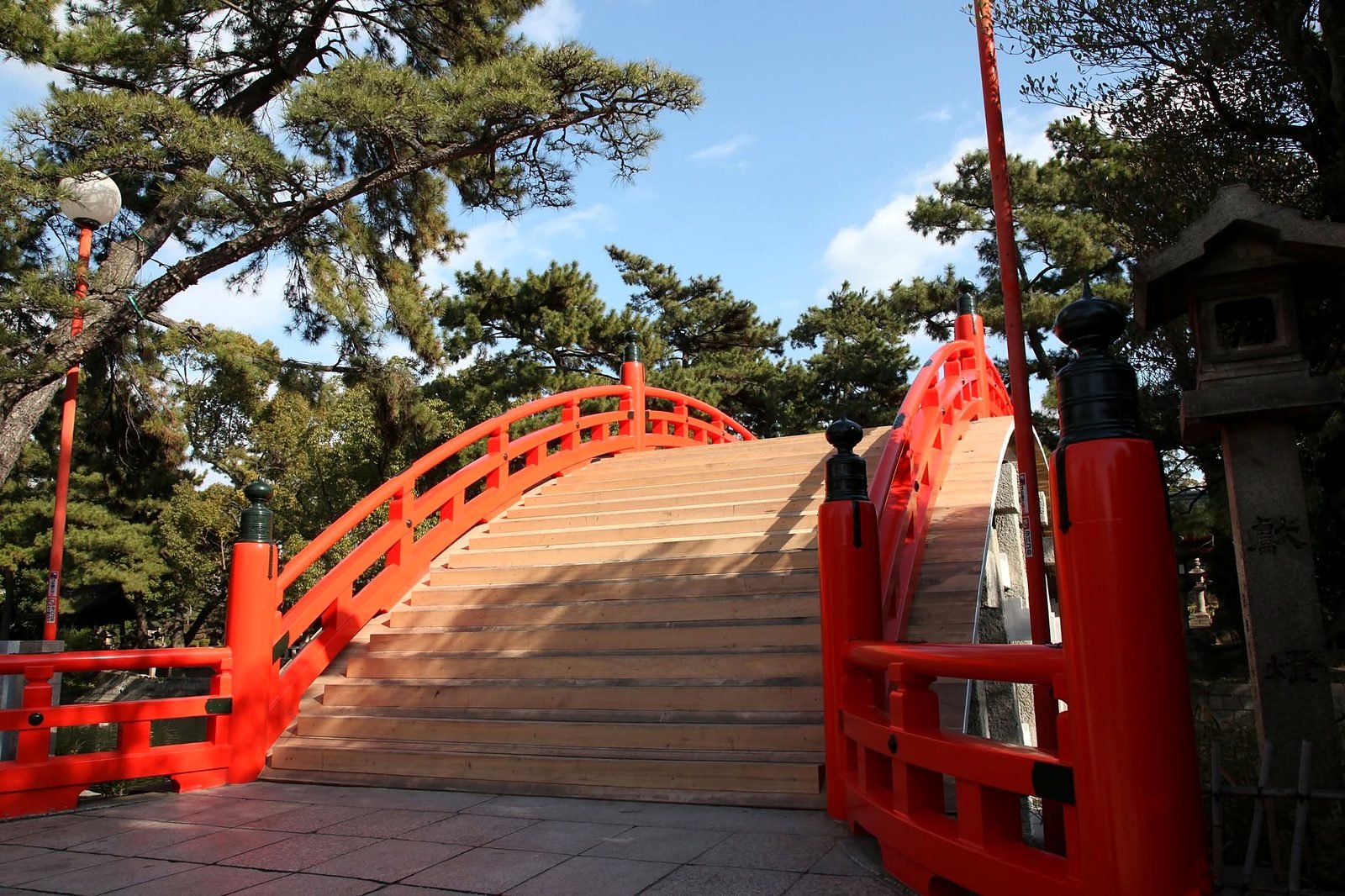 Portal torii de pedra na entrada do santuário Sumiyoshi Taisha