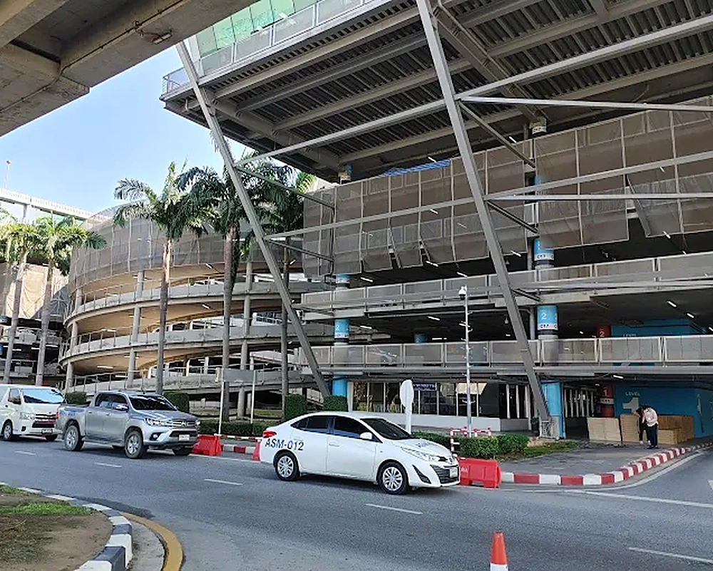 Área de táxis e edifício-garagem do Aeroporto Suvarnabhumi, em Bangkok