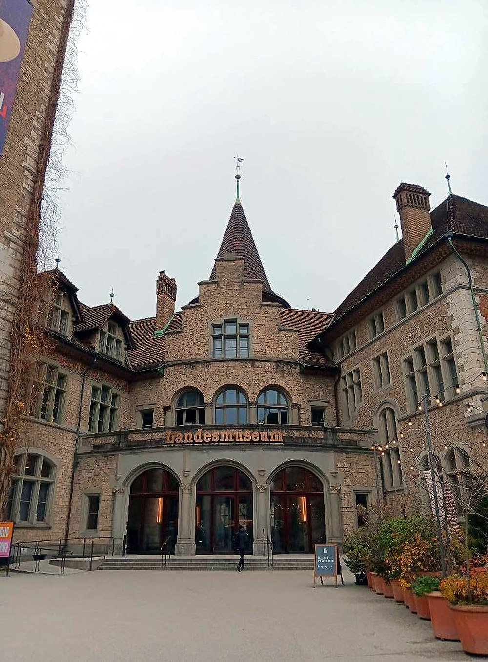Fachada do Museu Nacional Suíço Landesmuseum em Zurique