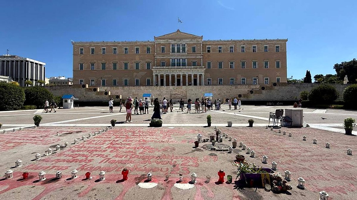 Praça Syntagma com o Parlamento Grego ao fundo