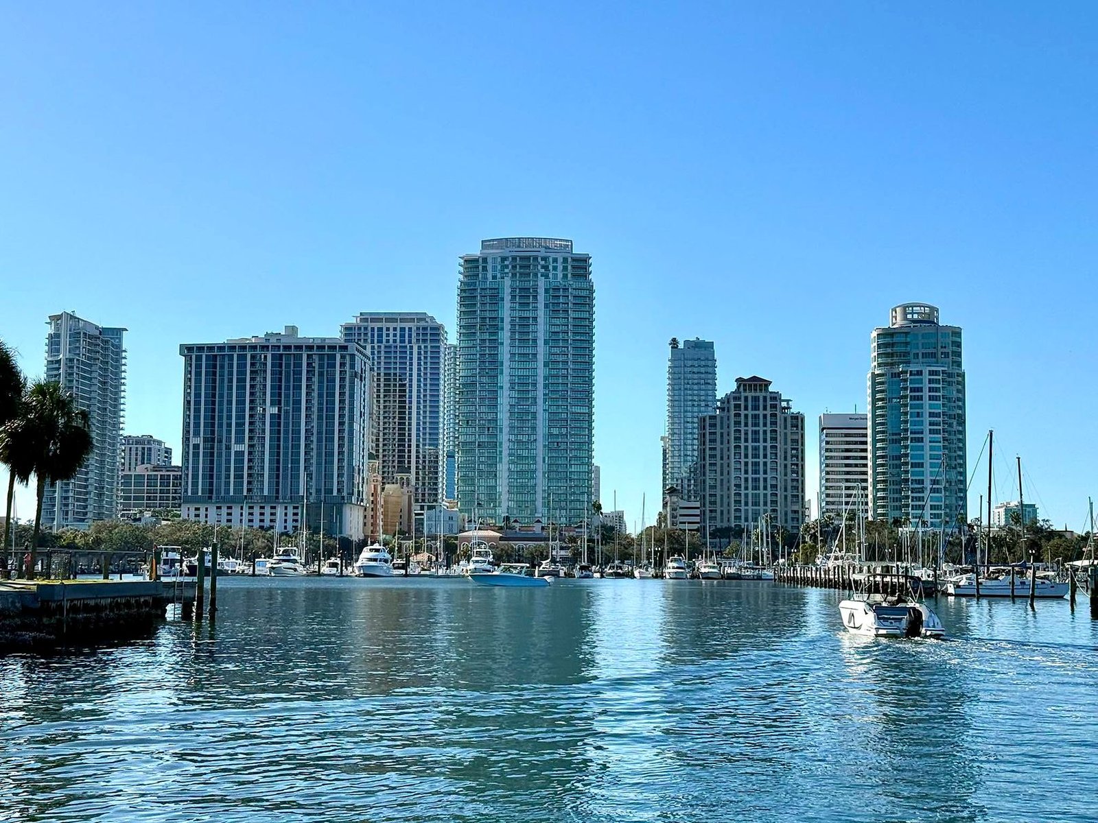 Skyline de St. Petersburg visto da marina, com barcos e prédios à beira da baía de Tampa