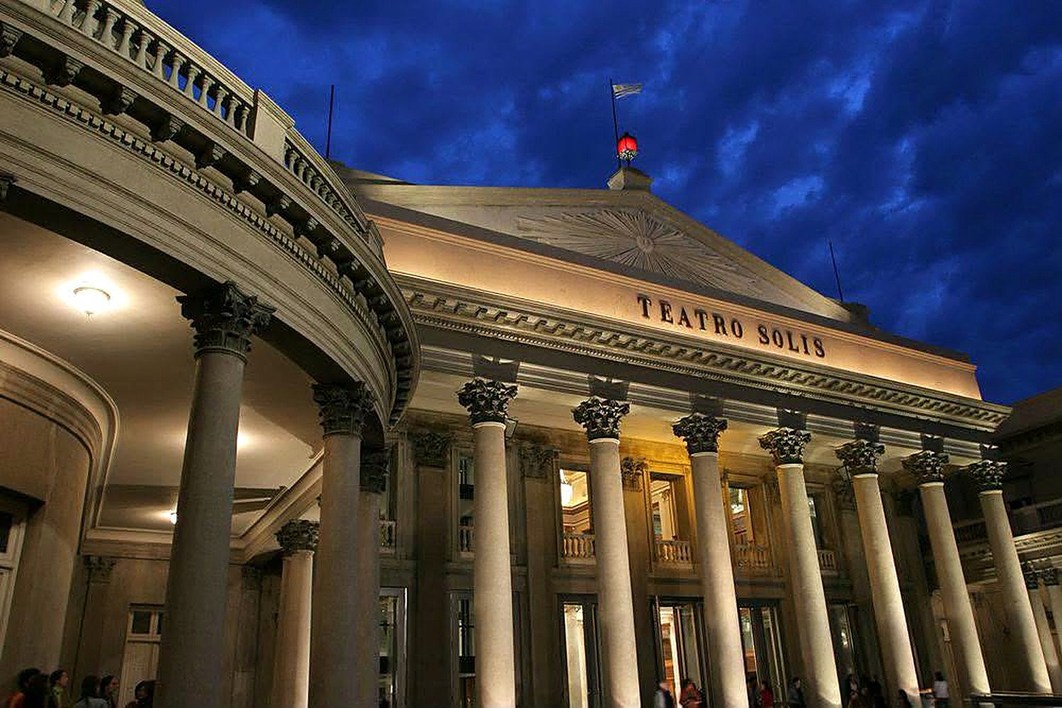 Fachada iluminada do Teatro Solís em Montevidéu à noite