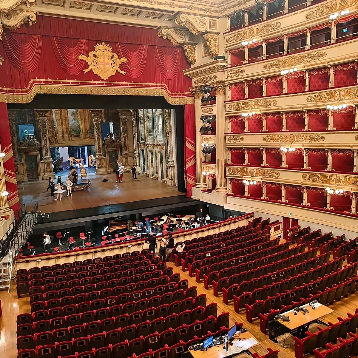 Plateia e camarotes vermelhos e dourados do Teatro alla Scala em Milão