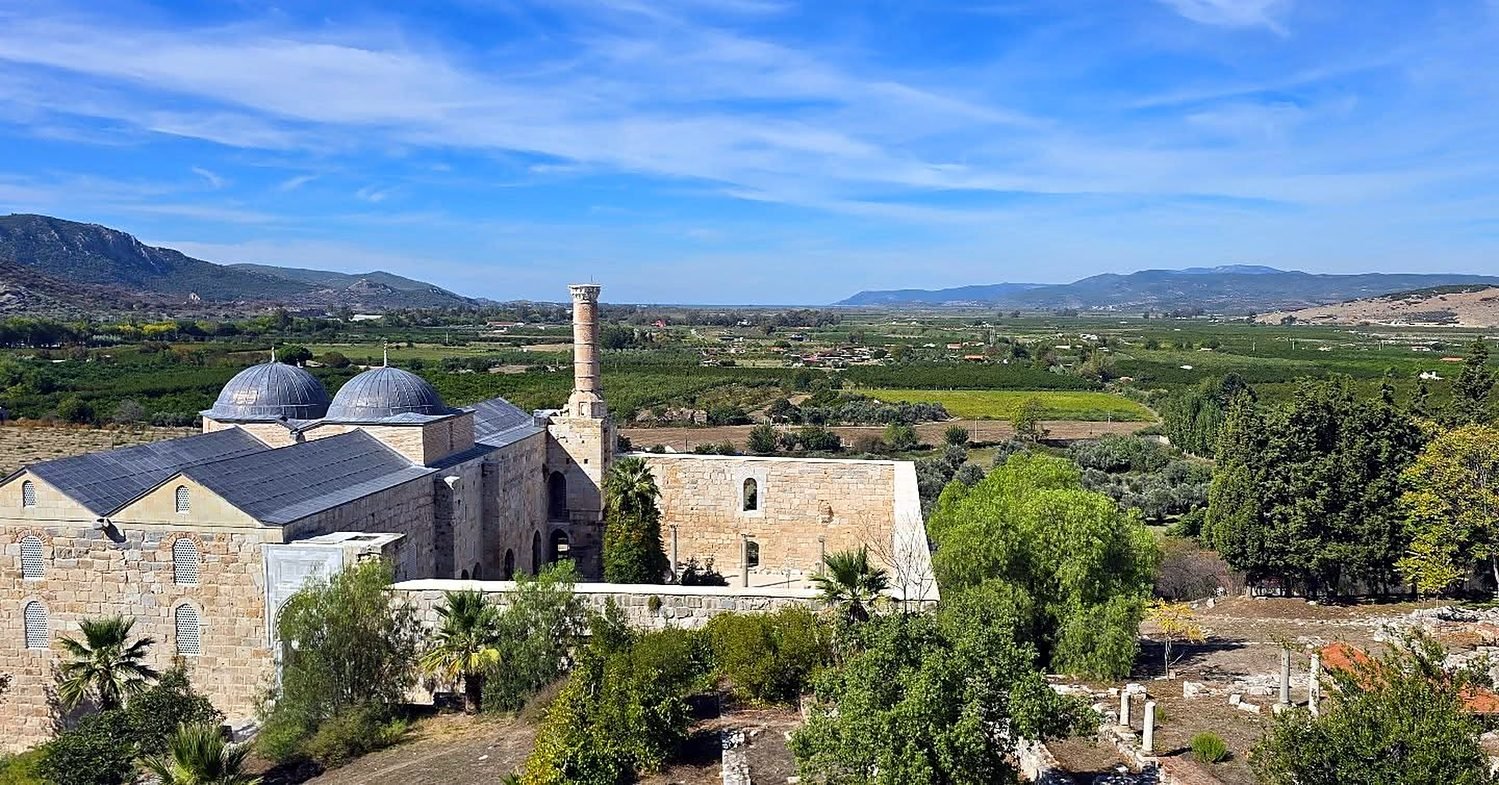 Mesquita de İsa Bey e a planície de Selçuk vistas do alto de Ayasuluk