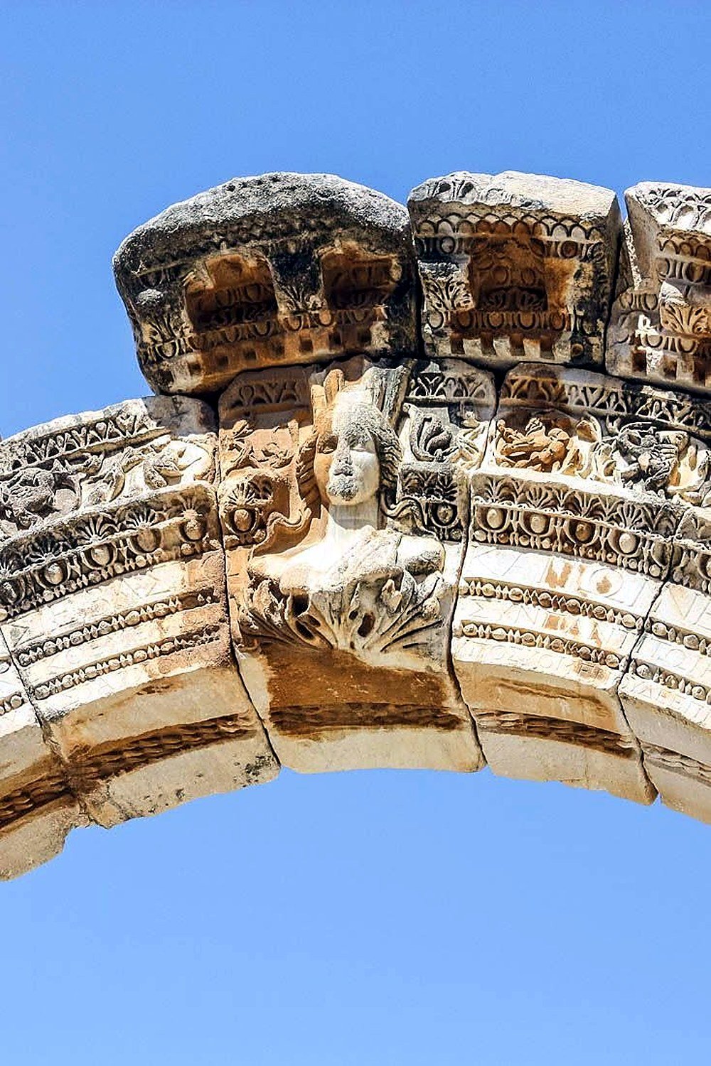 Detalhe do arco do Templo de Adriano em Éfeso, com o busto de Tyche esculpido