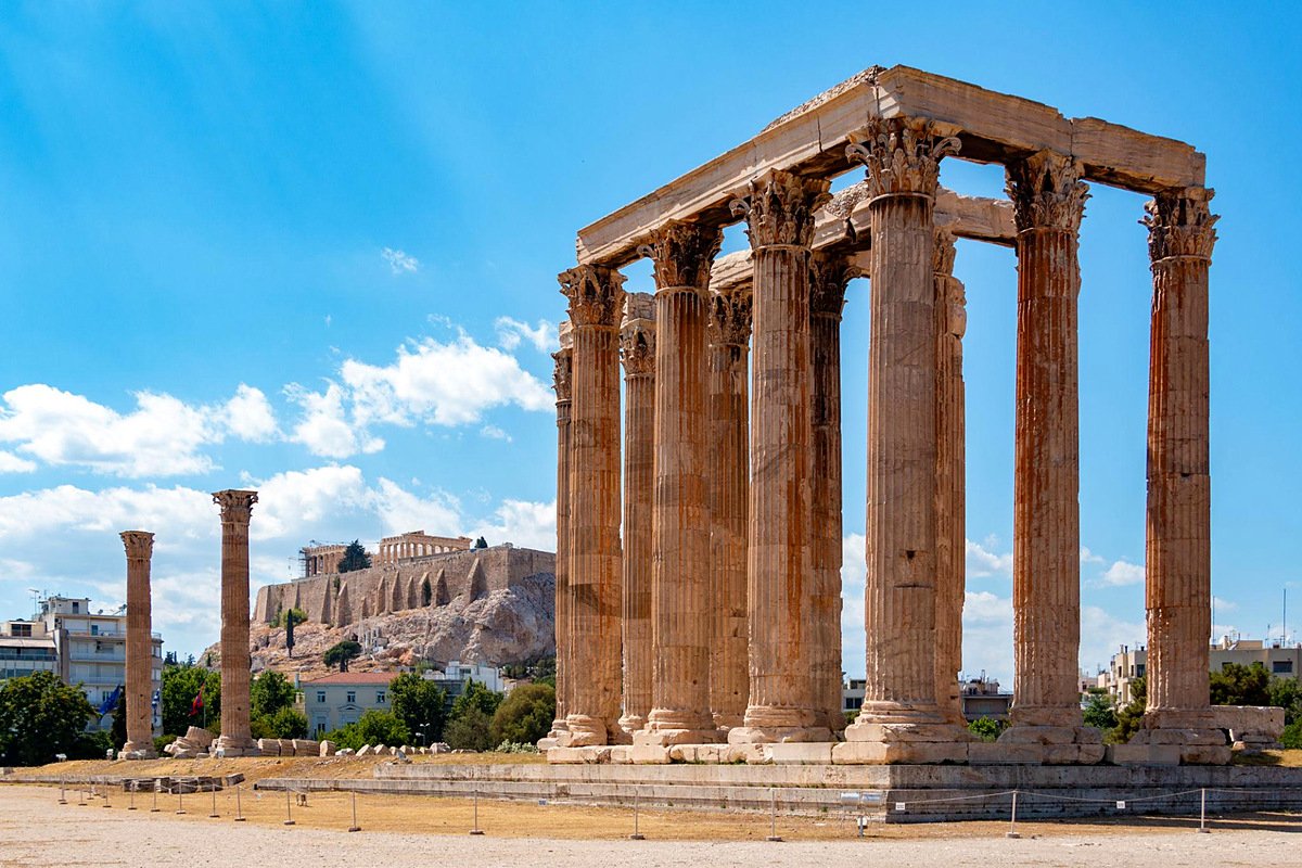 Templo de Zeus Olímpico com a Acrópole ao fundo