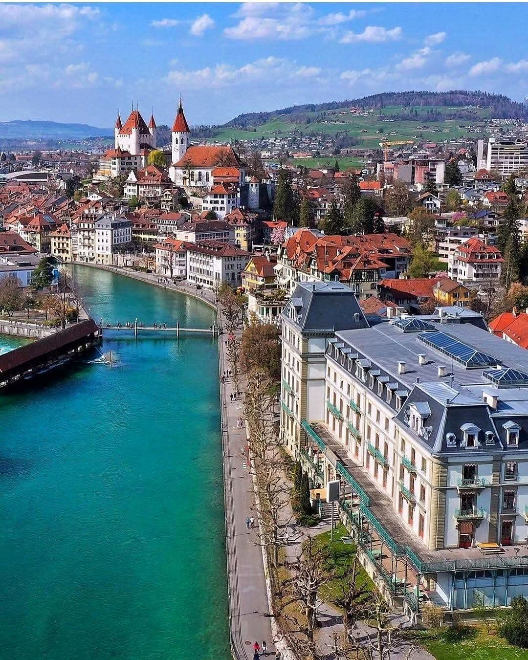 Thun vista do alto com o rio Aare turquesa, a ponte coberta, o castelo e a igreja