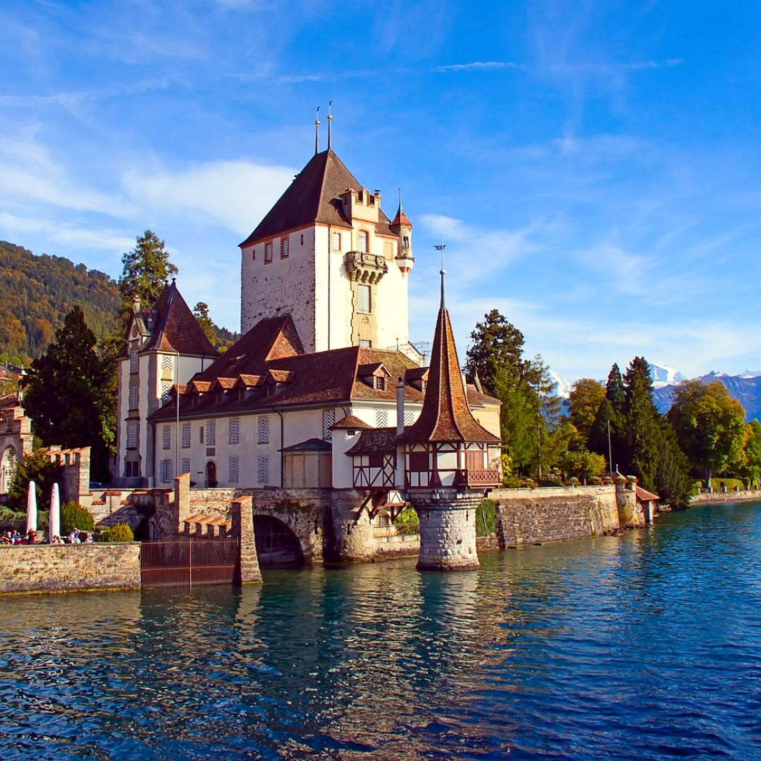 Castelo de Oberhofen às margens do Lago de Thun com os Alpes ao fundo