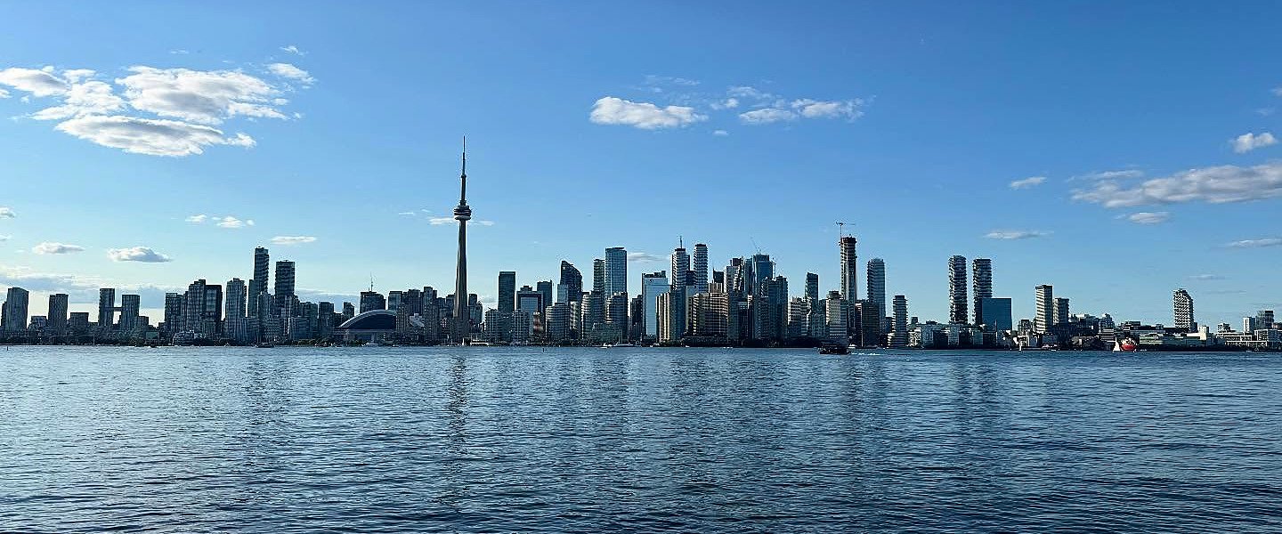 Skyline de Toronto com a CN Tower vista do Lago Ontário