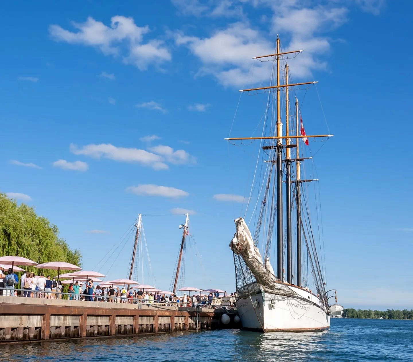 Veleiro histórico atracado na orla do Harbourfront, em Toronto