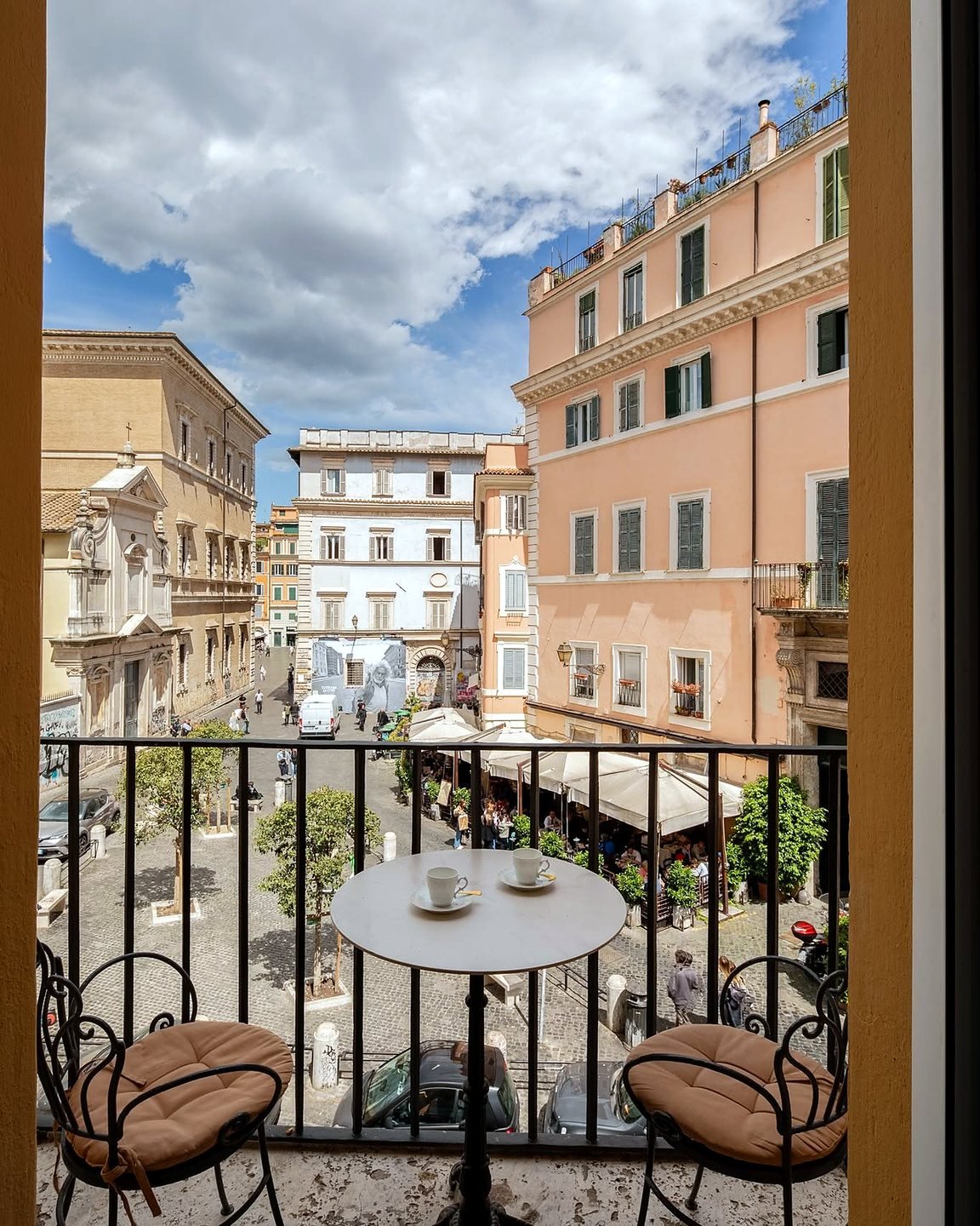 Vista de uma praça do Trastevere a partir de uma varanda