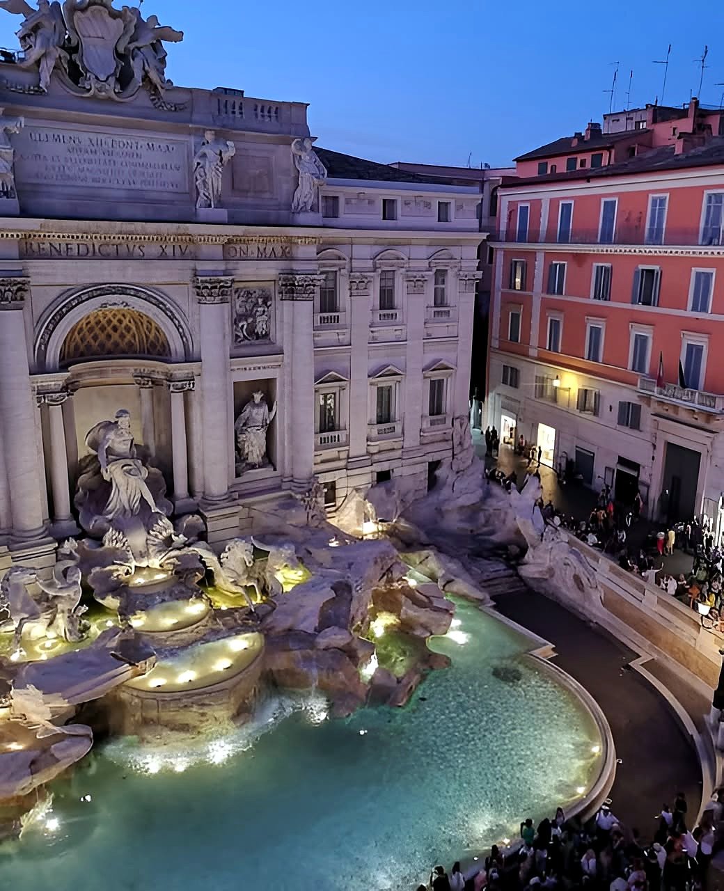 Fontana di Trevi iluminada à noite