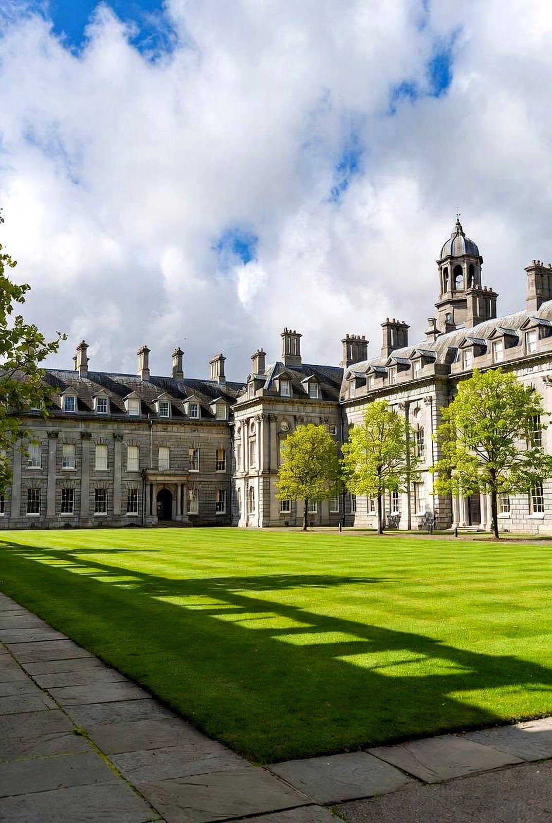 Pátio e gramado do Trinity College em Dublin