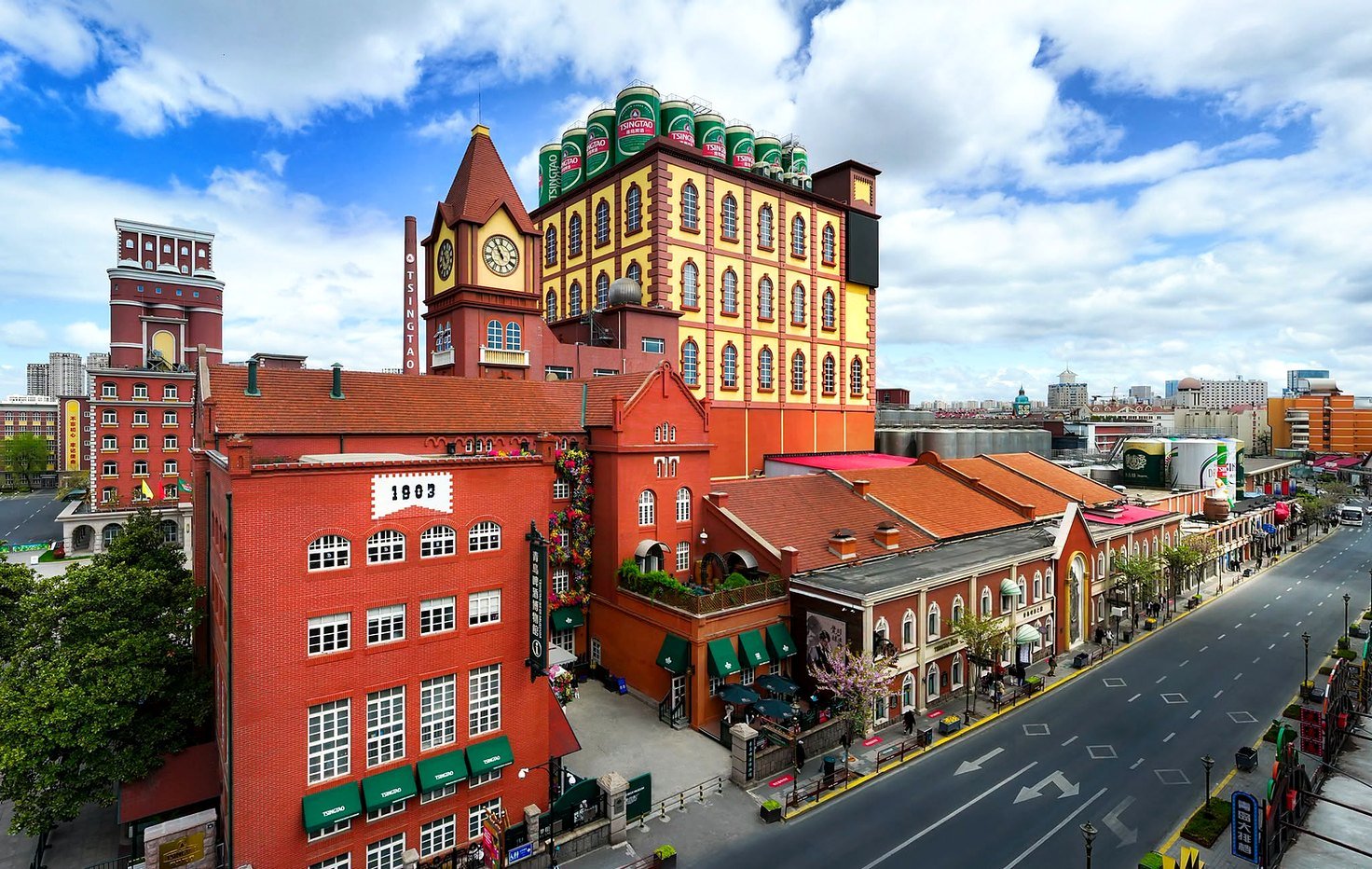 Prédios históricos de tijolo vermelho do Museu da Cerveja Tsingtao