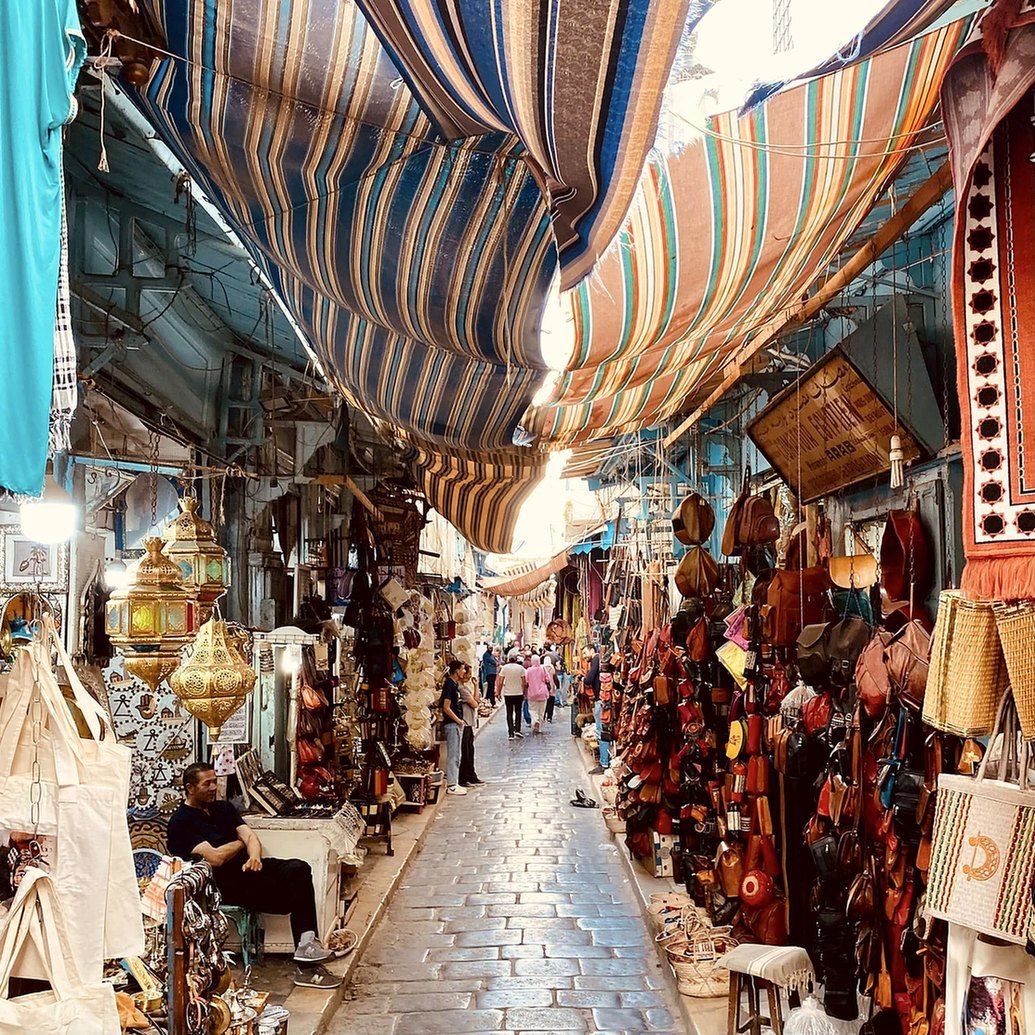 Souk coberto com bolsas de couro e lanternas na Medina de Túnis