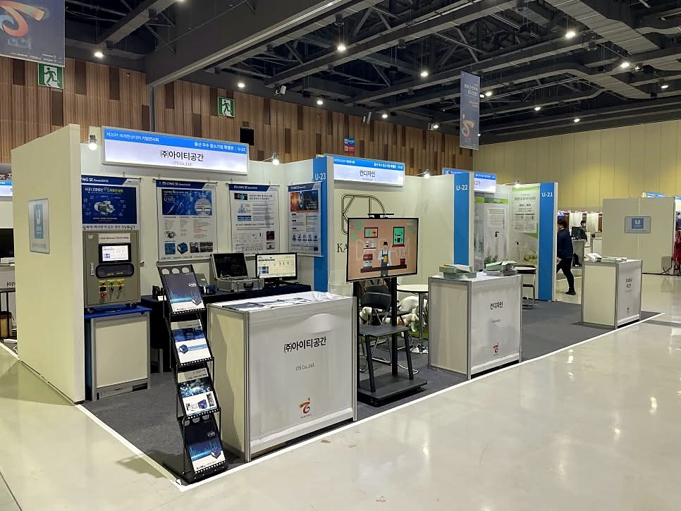 Estandes de empresas em feira no centro de convenções UECO em Ulsan