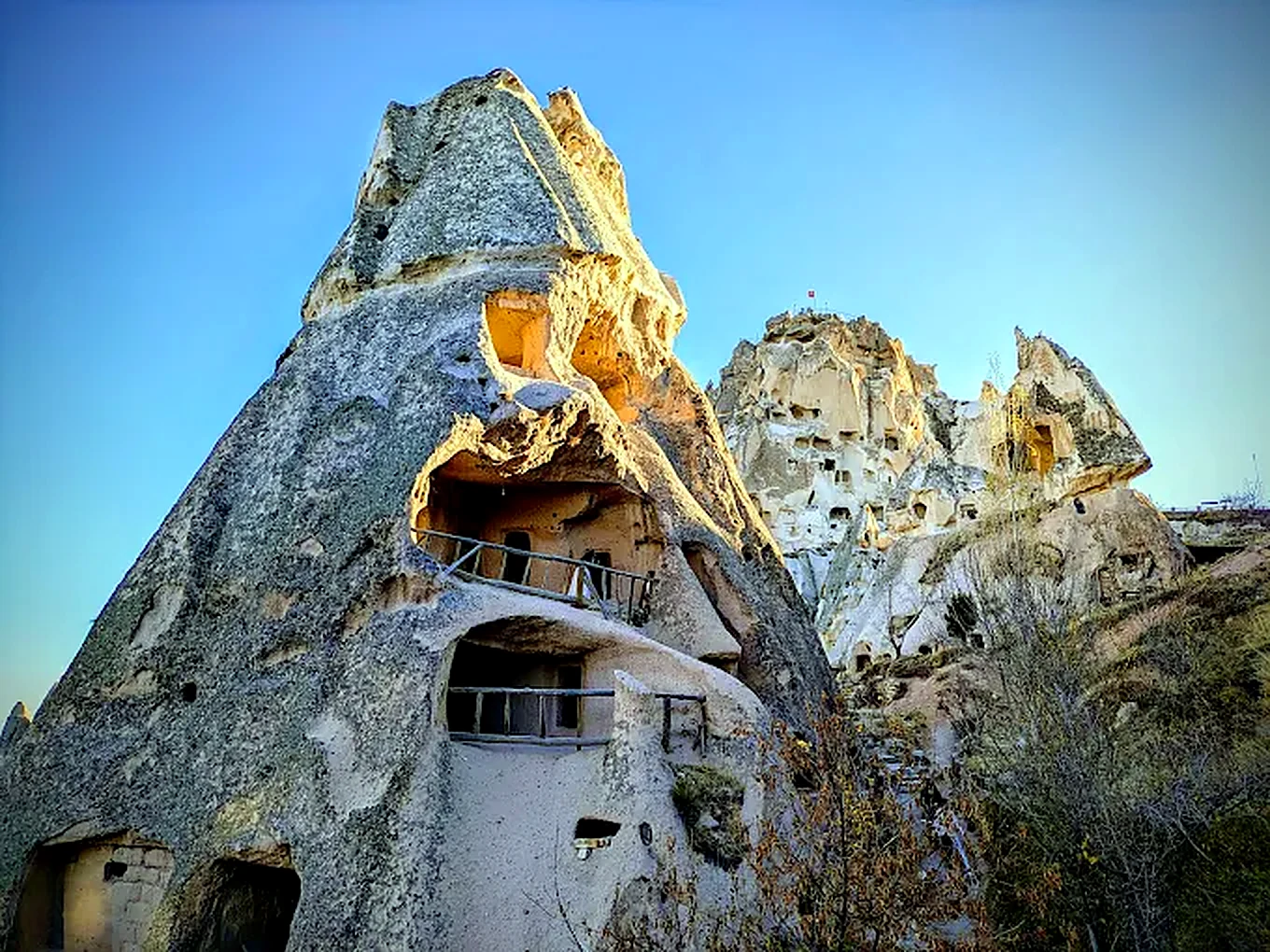 Castelo de Uçhisar, formação rochosa com casas escavadas no ponto mais alto da Capadócia