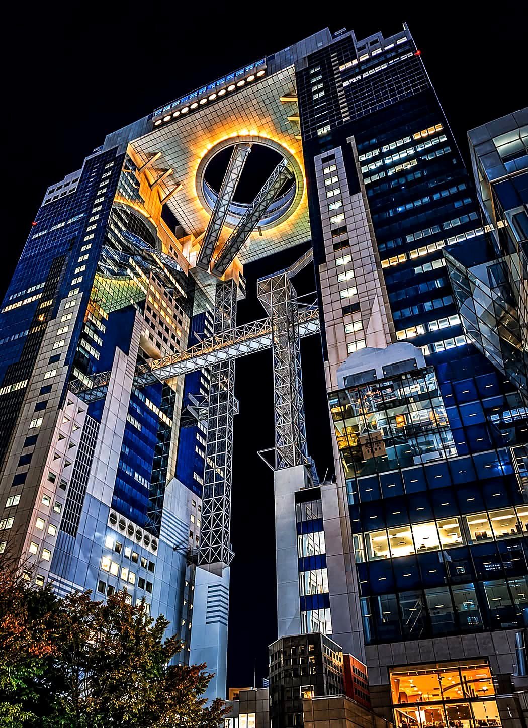 Umeda Sky Building iluminado à noite, com o observatório circular no topo