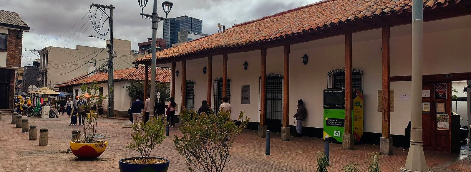 Casarão colonial com telhado de barro na praça de Usaquén