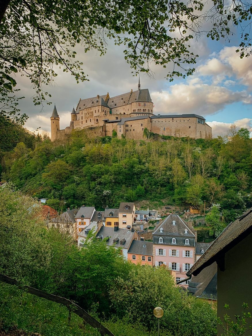 Castelo de Vianden sobre a colina, no norte de Luxemburgo