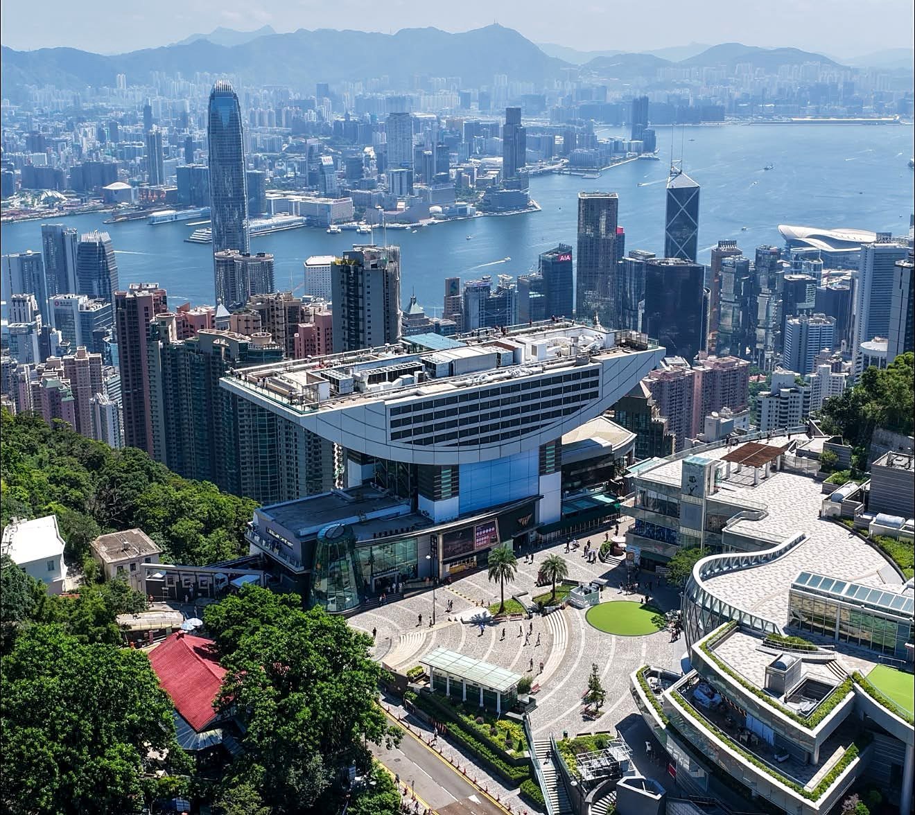 Victoria Peak e o Peak Tower com vista para os arranha-céus e a baía de Hong Kong