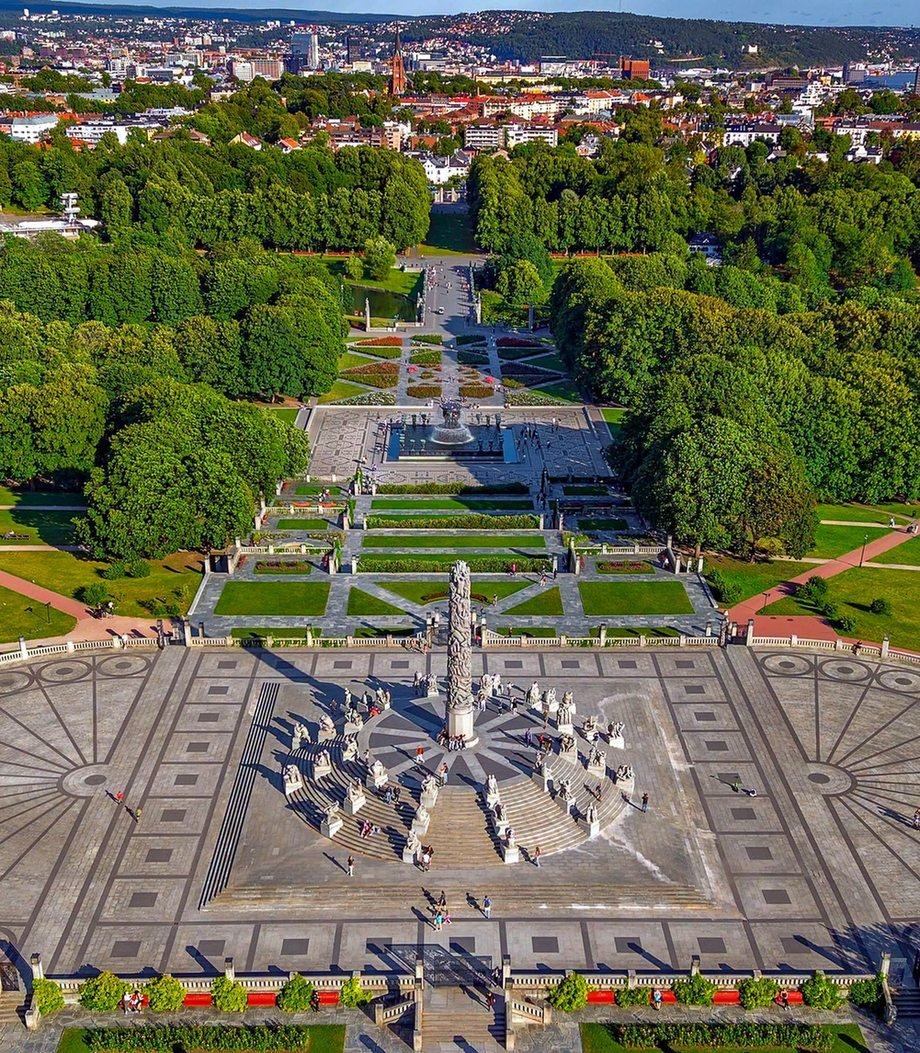 Vista aérea do Parque Vigeland com o Monolito e os jardins