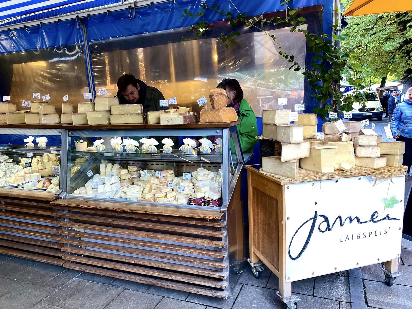 Banca de queijos no mercado Viktualienmarkt em Munique
