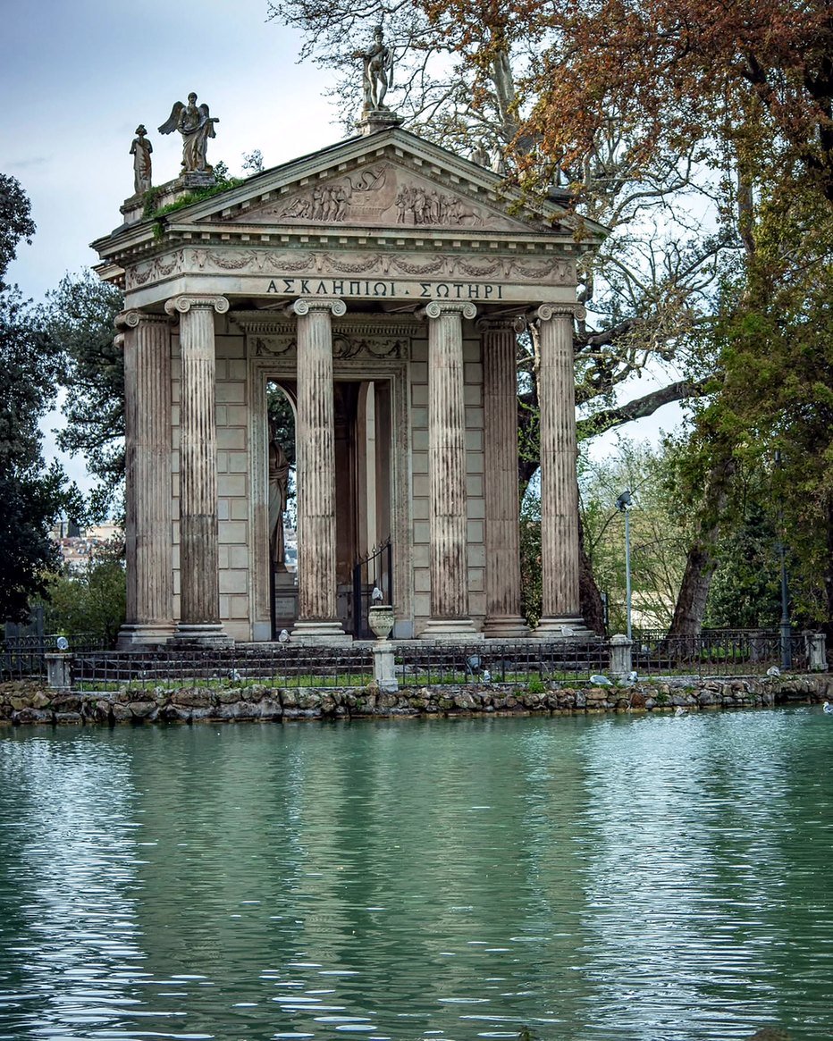 Templo de Esculápio no lago da Villa Borghese