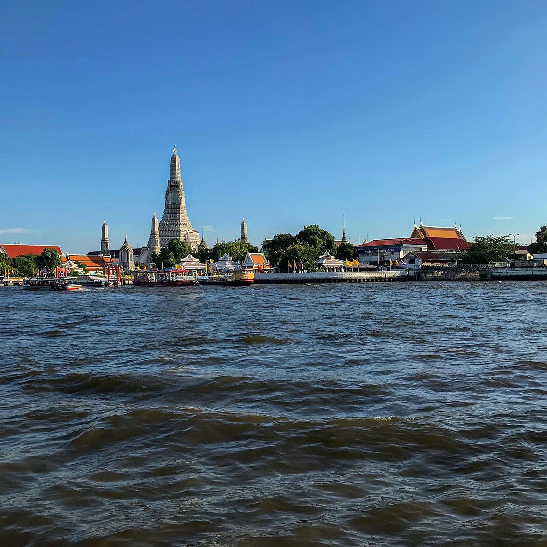 Templo Wat Arun visto do rio Chao Phraya, em Bangkok