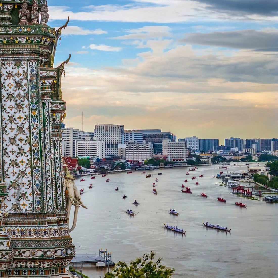 Procissão das Barcas Reais no rio Chao Phraya vista da torre do Wat Arun