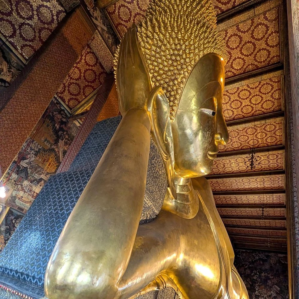 Buda reclinado dourado do templo Wat Pho, em Bangkok