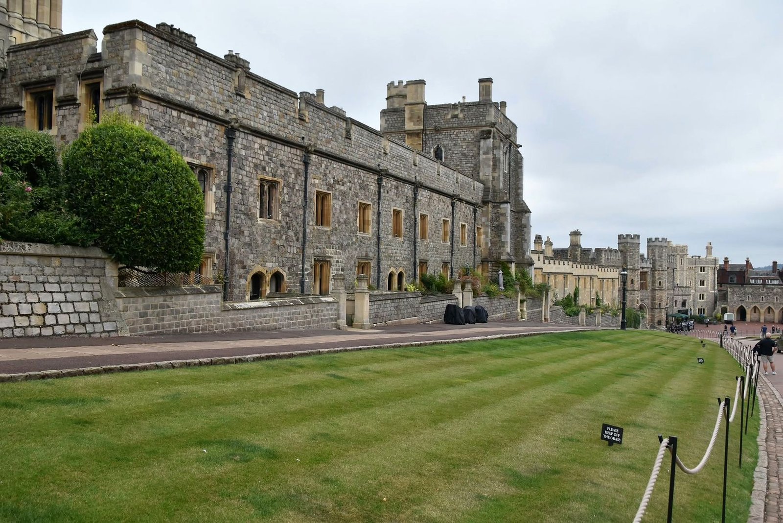 Muralhas e gramados do Castelo de Windsor, Inglaterra