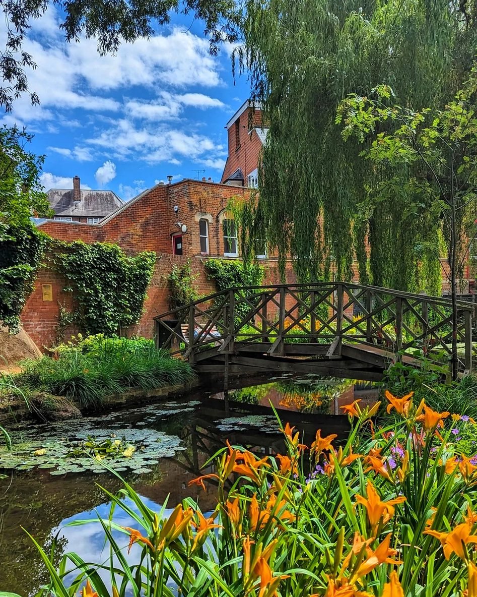 Ponte de madeira entre flores e salgueiros em Windsor e Eton