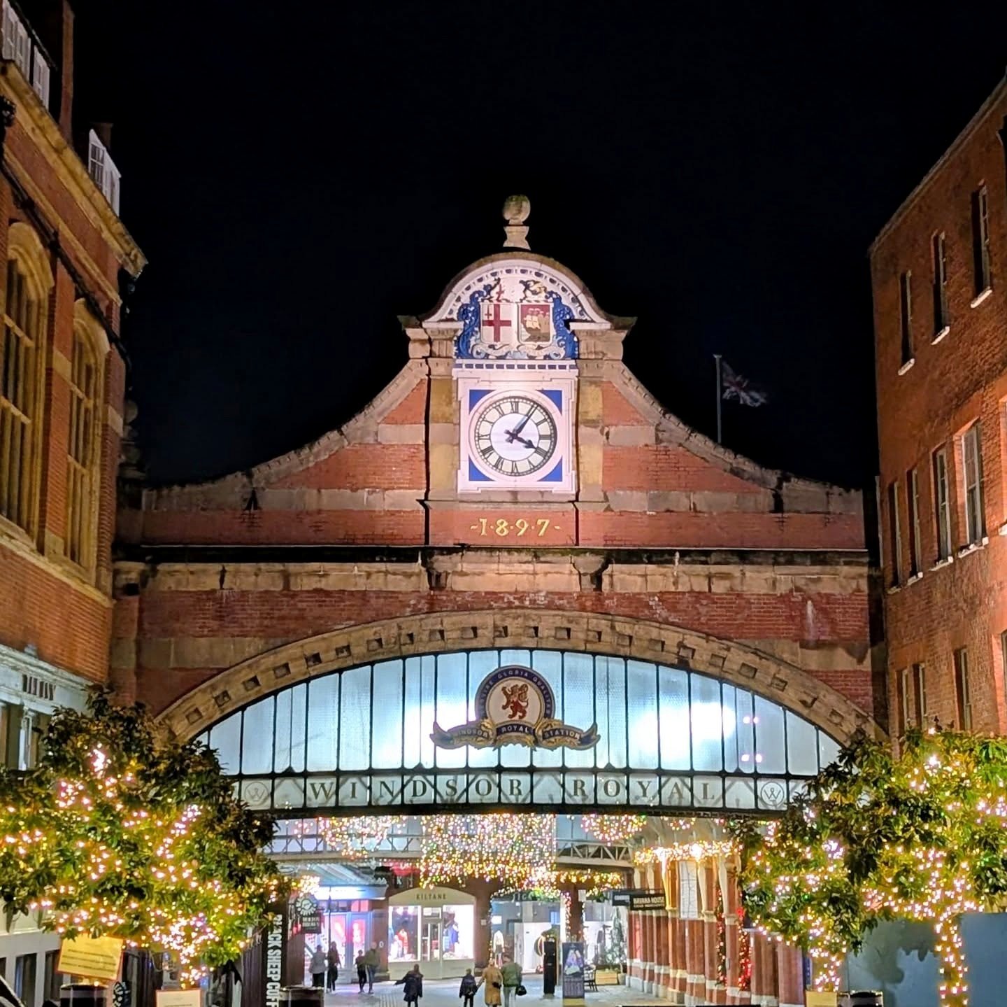 Windsor Royal Station iluminada à noite