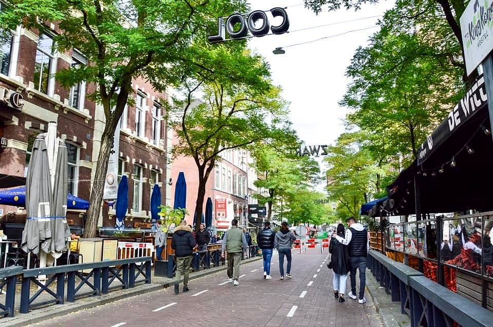 Rua Witte de Withstraat com bares e restaurantes, em Roterdã