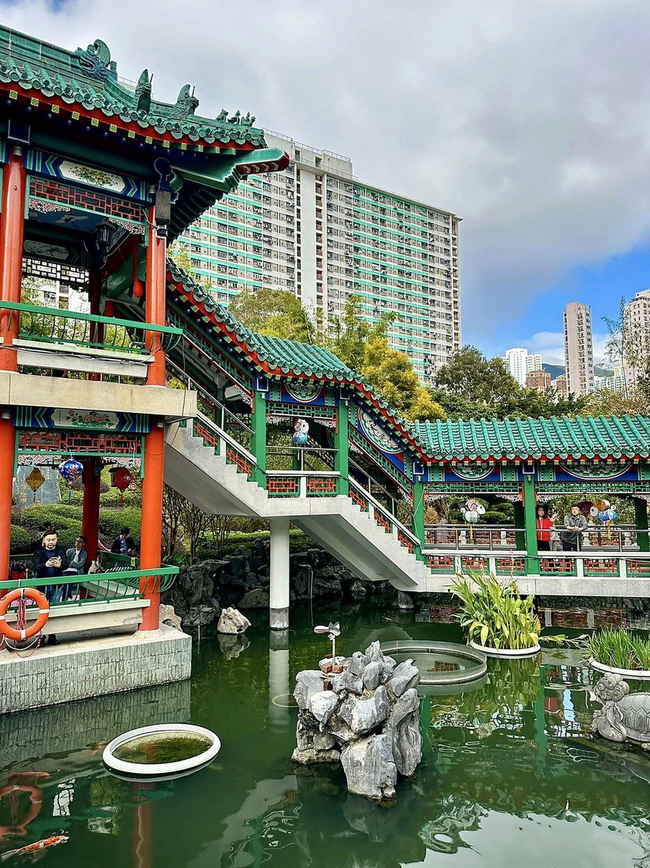 Pavilhões coloridos e lago no Jardim do Bom Desejo do Templo Wong Tai Sin em Hong Kong