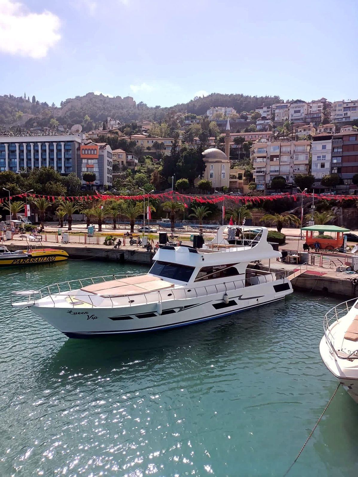 Barco privativo atracado em marina no litoral da Turquia