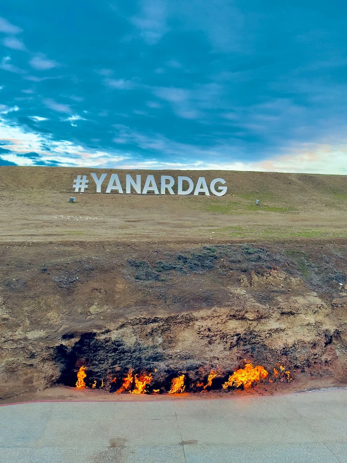 Yanar Dag, a montanha que queima perto de Baku, Azerbaijão